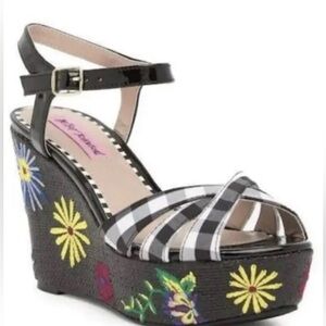 Betsey Johnson Traci Platform Wedge Sandals Embroidered Floral Gingham Sz 8